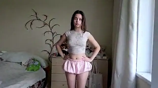 TammaraLeath - show my belly close to the camera