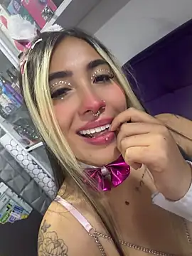 ManuelaVeeleez - My boss touch my boobs