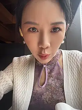 Zoe-520 - 楼梯上露乳