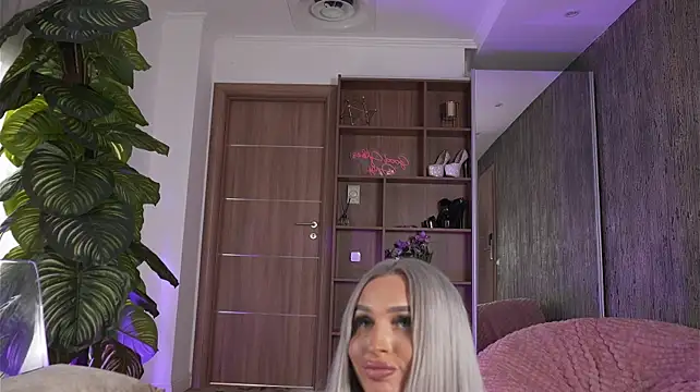 ArianaXO_ - kitty needs an owner