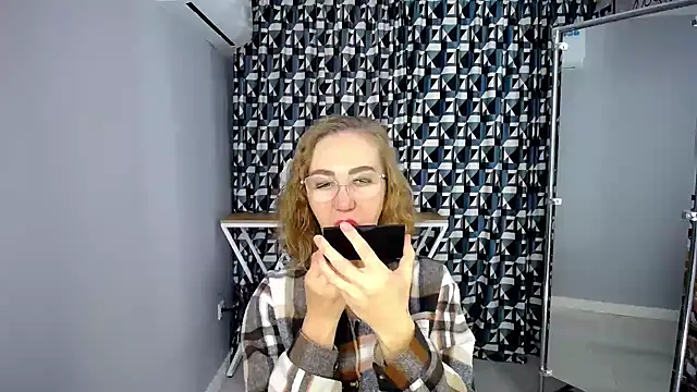 Queen_a_n_i - wear only a bra