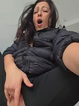 Risky_woman - FRONT STRANGERS NUDE SQUIRT