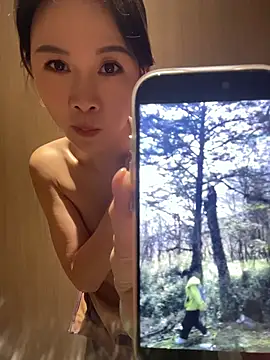 Zoe-520 - 楼梯上露乳