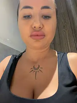 Beautydiamond - Spank naked tits in full KFC