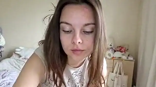 TammaraLeath - show my belly close to the camera