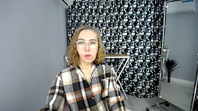 Queen_a_n_i - wear only a bra
