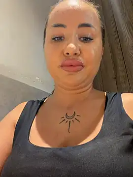 Beautydiamond - Spank naked tits in full KFC