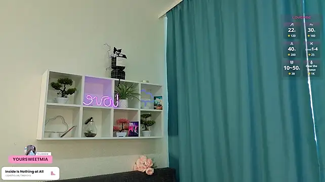 Cuteloat - body tour with naked boobs