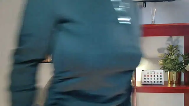 3littles - Zandra lifts her green dress shakes ass
