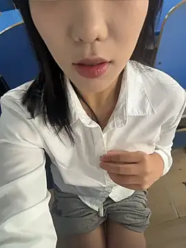 Lucy2027 - 酥胸放桌面上电动乳夹