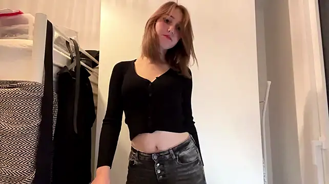Sereneglowz - Play with bra strap👀