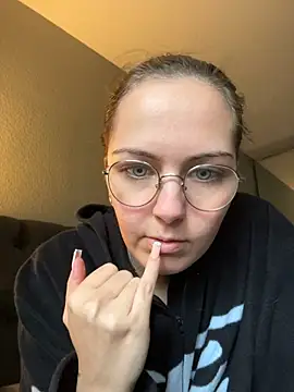 MaryPeach666 - Boobs Out + Live Pic