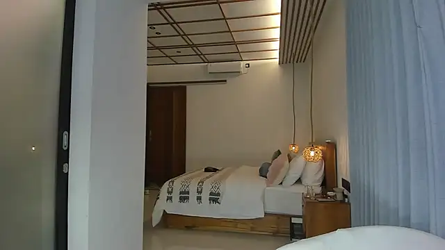 Holy_khloe - topless show