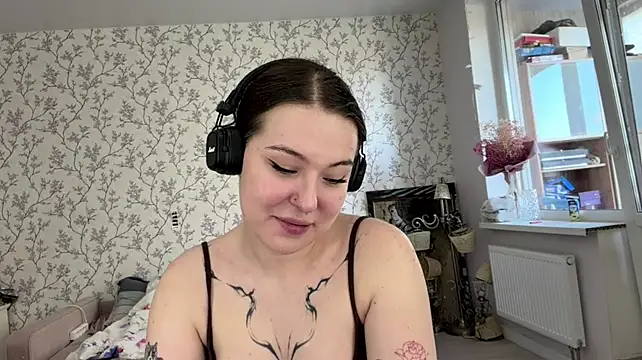 ElizbethPizza - show whole tattos close up