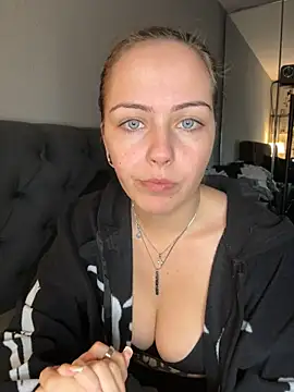 MaryPeach666 - Boobs Out + Live Pic