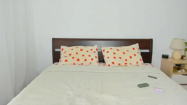 Xloe_Queen - tease without panties