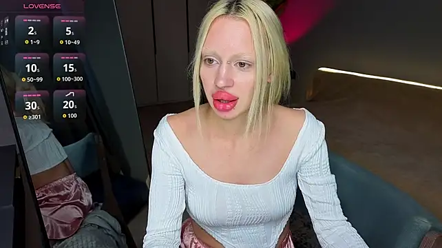 Luna_Beverly - lick my lips close to cam