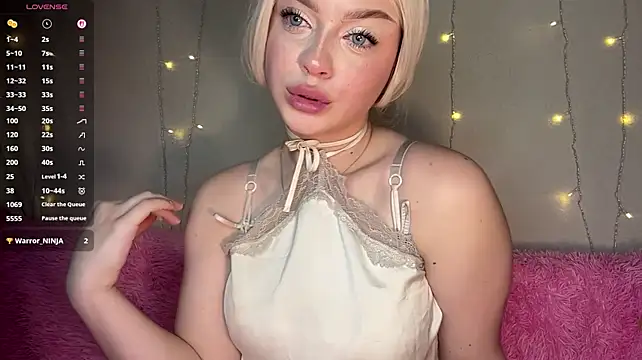 Elsa_Bi - One strap slips off my shoulder