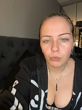 MaryPeach666 - Boobs Out + Live Pic