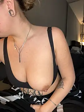 MaryPeach666 - Boobs Out + Live Pic