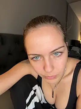 MaryPeach666 - Boobs Out + Live Pic
