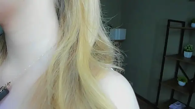 BlondeMiaX - Turn around and show my ass