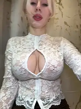LaraHollywood - Oil on boobs 4 u+:gift:4LT