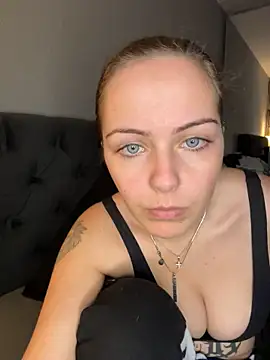 MaryPeach666 - Boobs Out + Live Pic