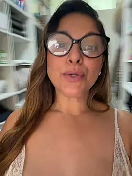 Mariiii_morena - Peladinha e mostrando por 3 minutos