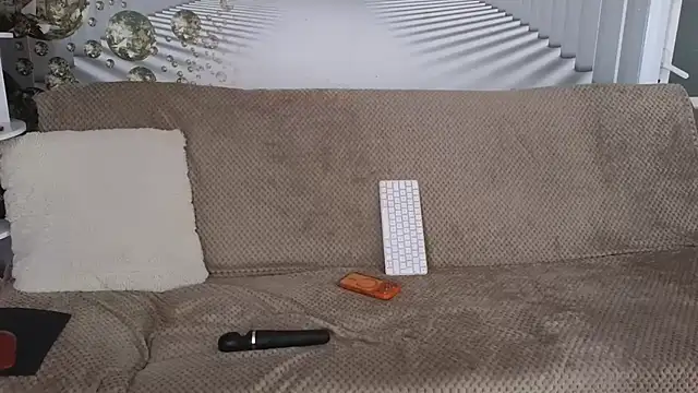 EvoletteLouLou - last tip gets 5 min toy control