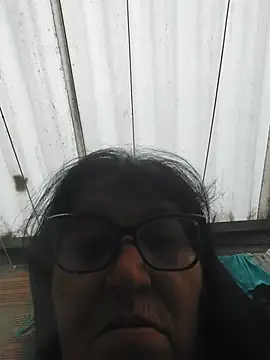 Clarita_01 - Mostrar pies y coño