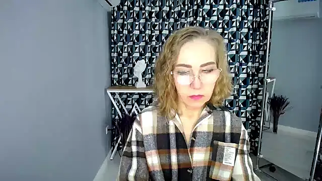Queen_a_n_i - wear only a bra