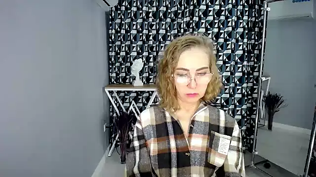 Queen_a_n_i - wear only a bra