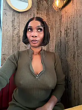 ___Nessa - Toy on hard clit til squirt public