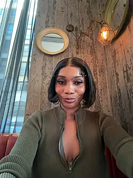 ___Nessa - Toy on hard clit til squirt public