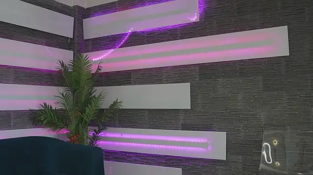 SassyIvana - Vibe me till my pussy burstss <3