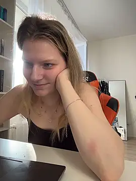 MaryHiggins - Sucking a dildo with saliva on her tits