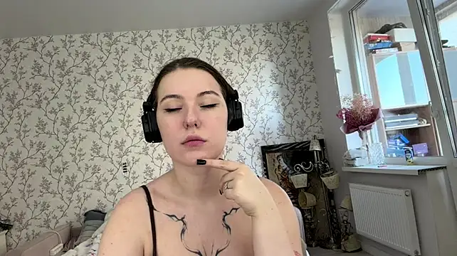 ElizbethPizza - show whole tattos close up