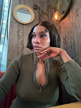 ___Nessa - Toy on hard clit til squirt public