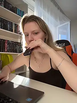 MaryHiggins - Sucking a dildo with saliva on her tits