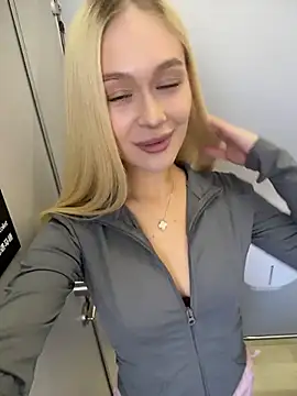 Liza_risky - Kiss Mandy in cheek+ she blows 😘