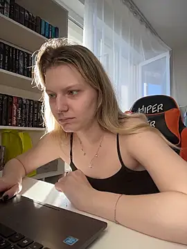 MaryHiggins - Sucking a dildo with saliva on her tits