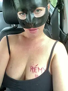 Mme-Evangelyne - Je me gode en levrette dehors