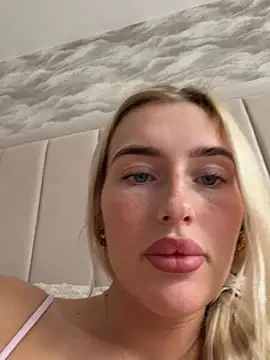Blondetart69 - SPREAD HOLES IN DOGGY & CONTROL TOY