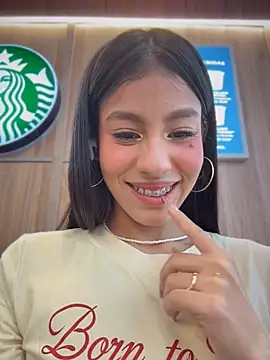 Alejandra_ospina - THREE FINGERS UNDER THE TABLE + CREAM 🥵