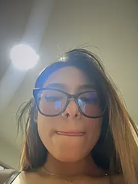 Amira_cute2 - control my toy 60 sec / rub my ass