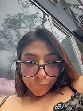 Amira_cute2 - control my toy 60 sec / rub my ass