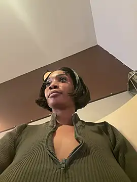 ___Nessa - Toy on hard clit til squirt public