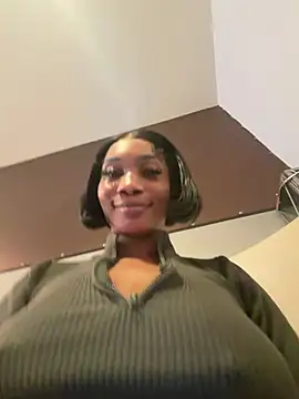 ___Nessa - Toy on hard clit til squirt public