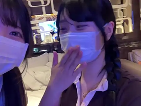 Y-u-r-a-33 - ブラジャー見せながらパイ揉み